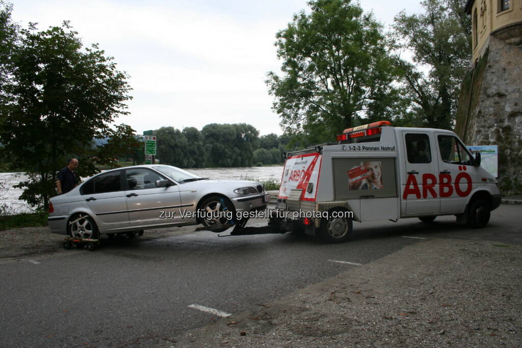 ARBÖ: Geparkte Autos vor Hochwasser gerettet (Pflug), © Aussender (02.08.2014) 