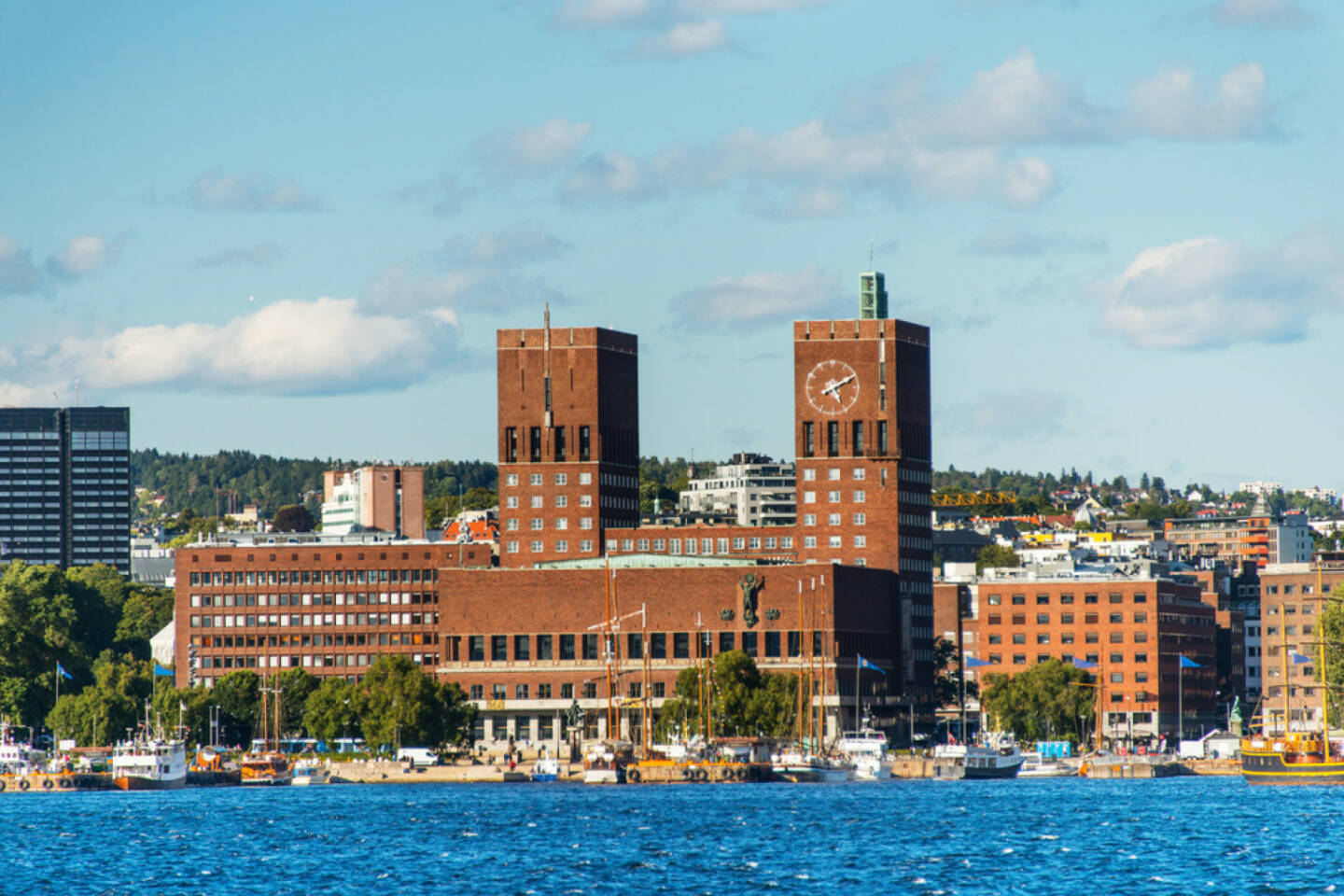 Oslo, Norwegen, http://www.shutterstock.com/de/pic-114486694/stock-photo-view-of-oslo-norway-radhuset-city-hall-from-the-sea.html 