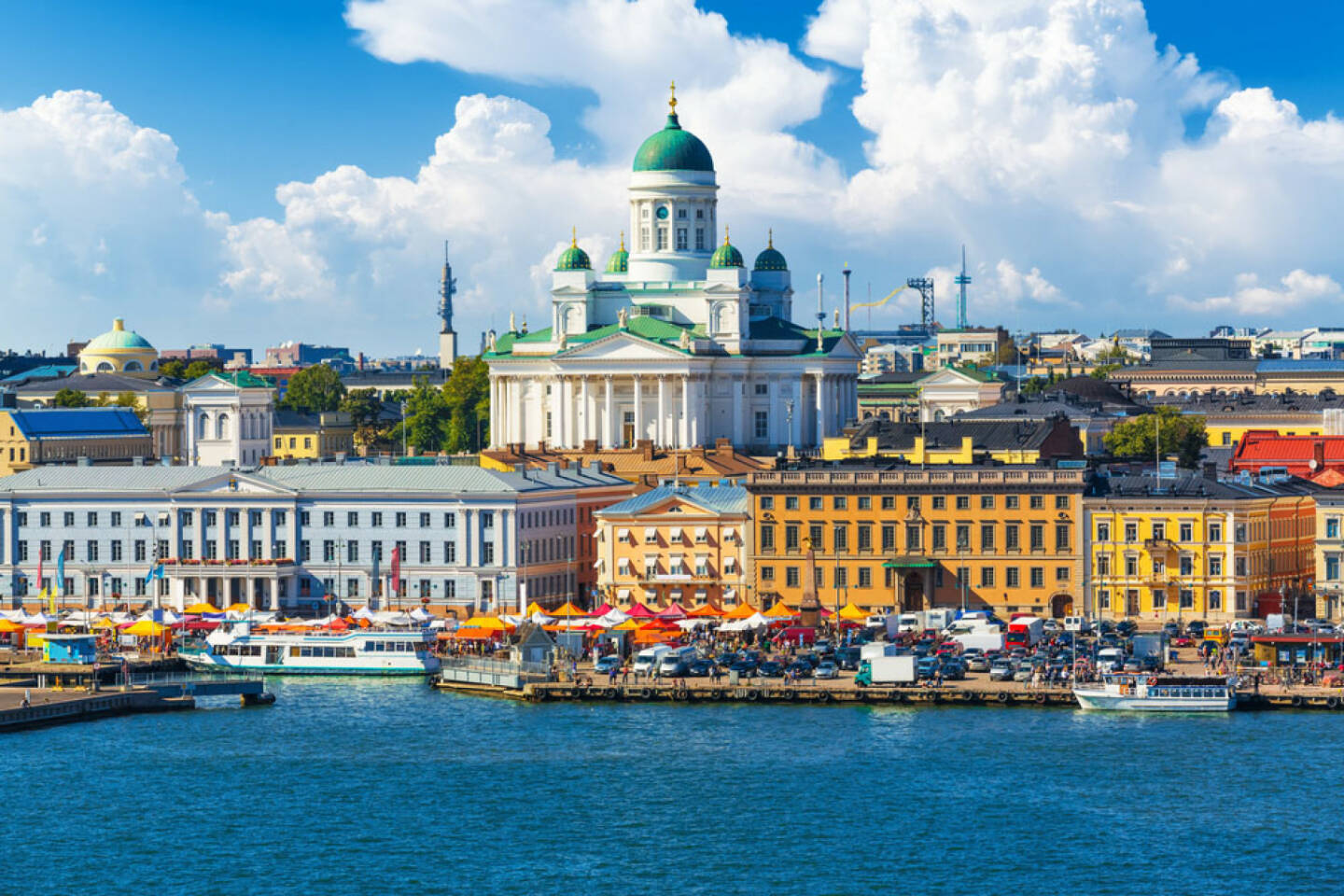 Helsinki, Finnland, http://www.shutterstock.com/de/pic-154741178/stock-photo-scenic-summer-panorama-of-the-market-square-kauppatori-at-the-old-town-pier-in-helsinki-finland.html 