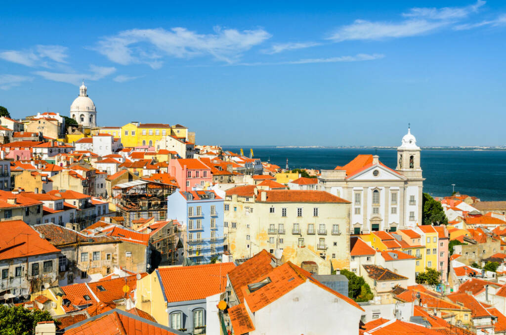 Lissabon, Portugal, http://www.shutterstock.com/de/pic-147297848/stock-photo-a-view-of-the-alfama-downtown-in-lisbon-portugal.html , © shutterstock.com (04.08.2014) 
