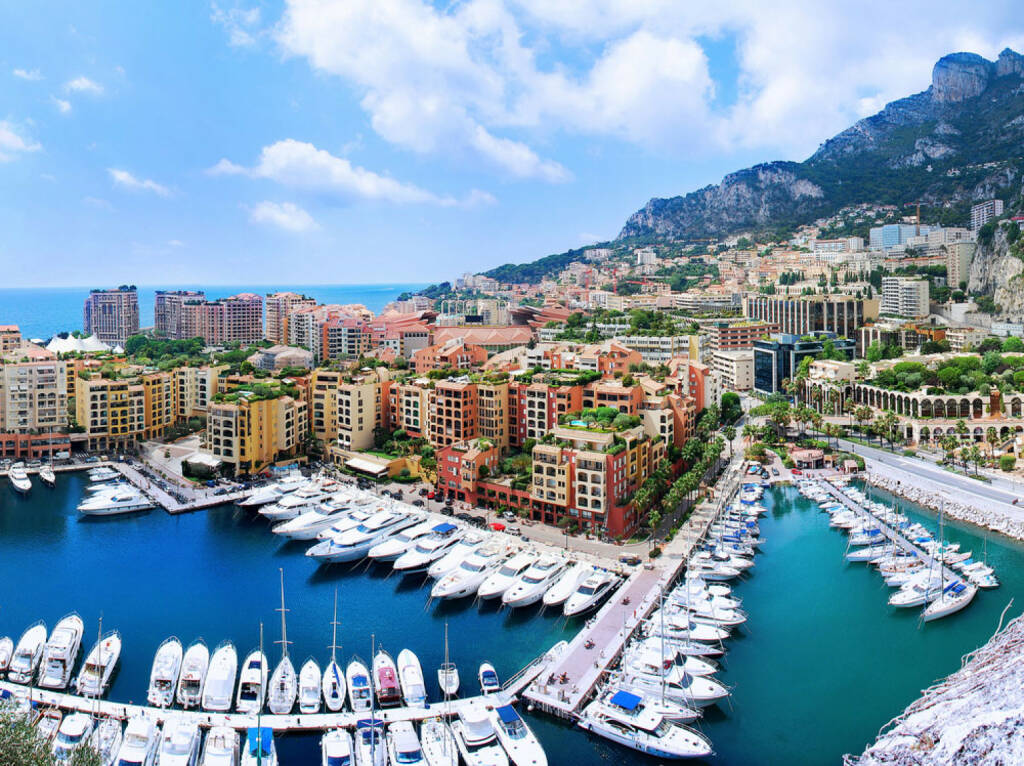 Monaco, Hafen, Yachten, http://www.shutterstock.com/de/pic-134088284/stock-photo-view-of-luxury-yachts-and-apartments-in-harbor-of-monaco-cote-d-azur-panorama.html, © shutterstock.com (04.08.2014) 