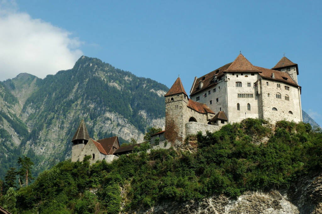 Vaduz, Liechtenstein, http://www.shutterstock.com/de/pic-13163197/stock-photo-the-gutenberg-castle-in-balzers-liechtenstein-blue-sky-and-mountains-in-the-background-this.html , © shutterstock.com (04.08.2014) 