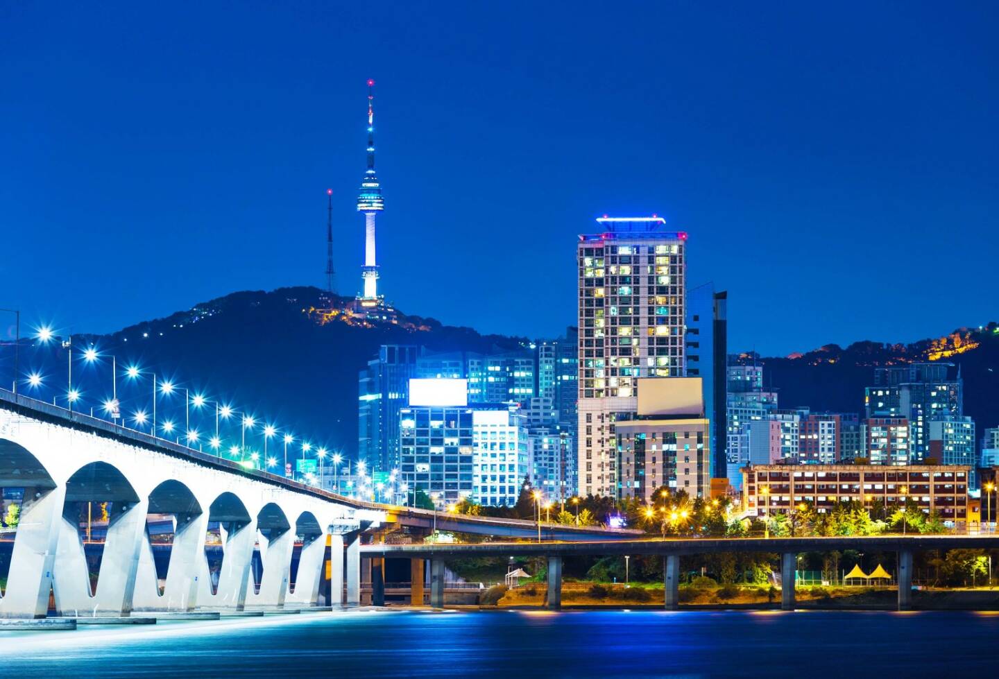 Seoul, Korea, http://www.shutterstock.com/de/pic-169750820/stock-photo-han-river-and-bridge-in-seoul.html, 
