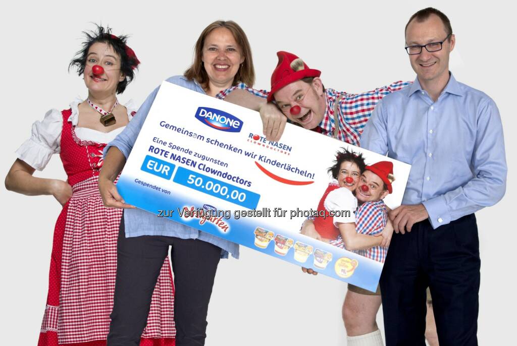 Frédéric Leroy, Geschäftsführer Danone GmbH, übergibt Scheck an Edith Heller, Rote Nasen Geschäftsführerin: Danone Österreich spendet 50.000 Euro für Rote Nasen Clowndoctors, © Aussender (05.08.2014) 