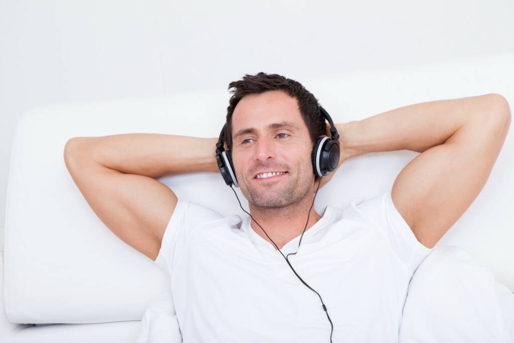 runplugged, Bett, headphones, Kopfhörer, Musik, entspannen, zuhause, hören, liegen, http://www.shutterstock.com/de/pic-126749168/stock-photo-young-man-listening-music-on-headphone-indoors.html , © www.shutterstock.com (05.08.2014) 