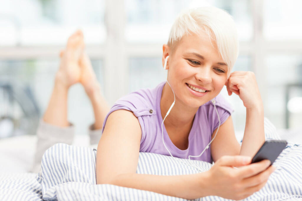 runplugged, Bett, headphones, Kopfhörer, Musik, entspannen, zuhause, hören, liegen, http://www.shutterstock.com/de/pic-157987220/stock-photo-photo-of-young-woman-phoning-in-the-bed-with-headphones.html, © www.shutterstock.com (05.08.2014) 