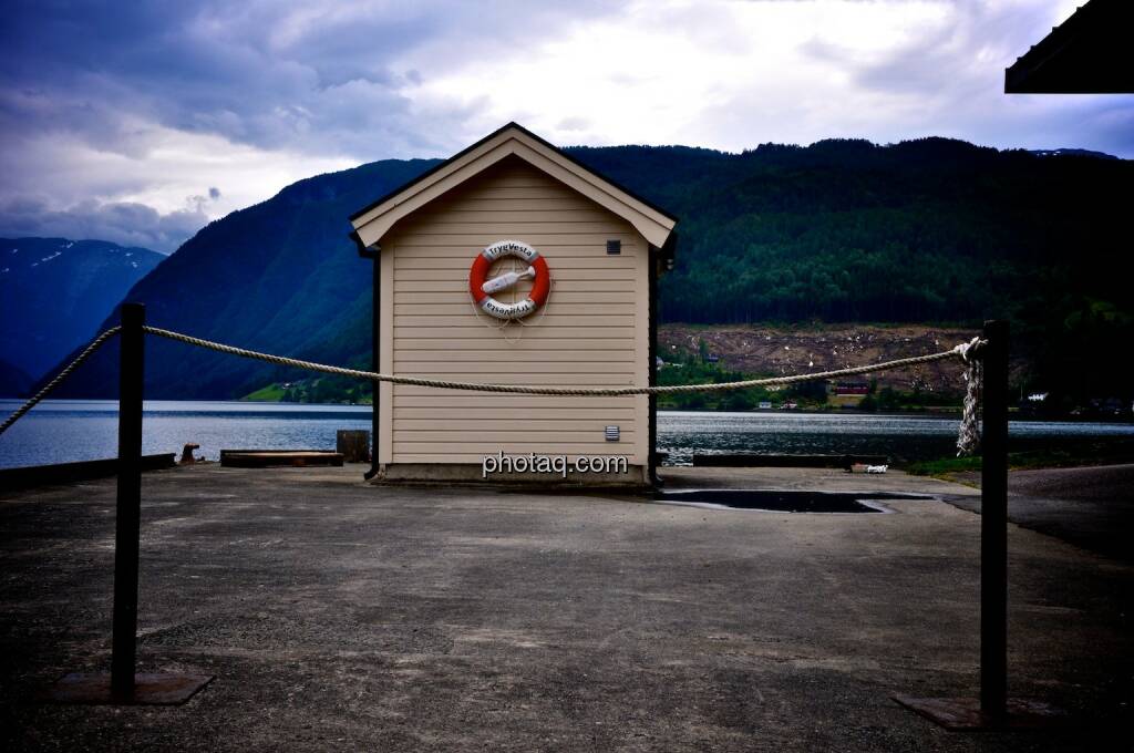 Rettungsring, Rettung, Wasser, Hütte, © photaq.com (06.08.2014) 