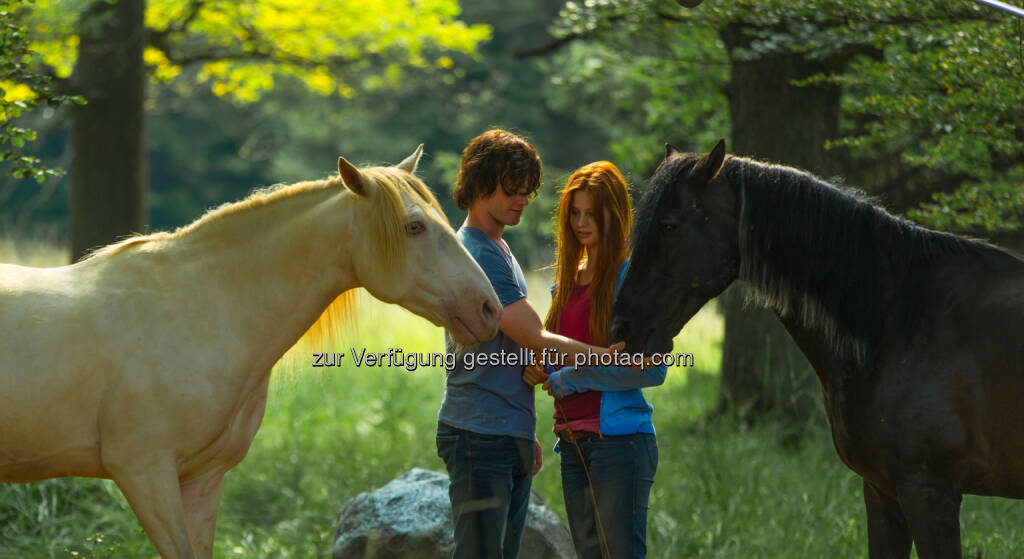 Constantin Film: Ostwind ist zurück! Katja von Garnier dreht Fortsetzung des preisgekrönten Kinoerfolgs: Ostwind 2 - Milan (Jannis Niewöhner) und Mika (Hanna Binke) mit Ostwind und der geheimnisvollen Schimmelstute, © Aussendung (06.08.2014) 