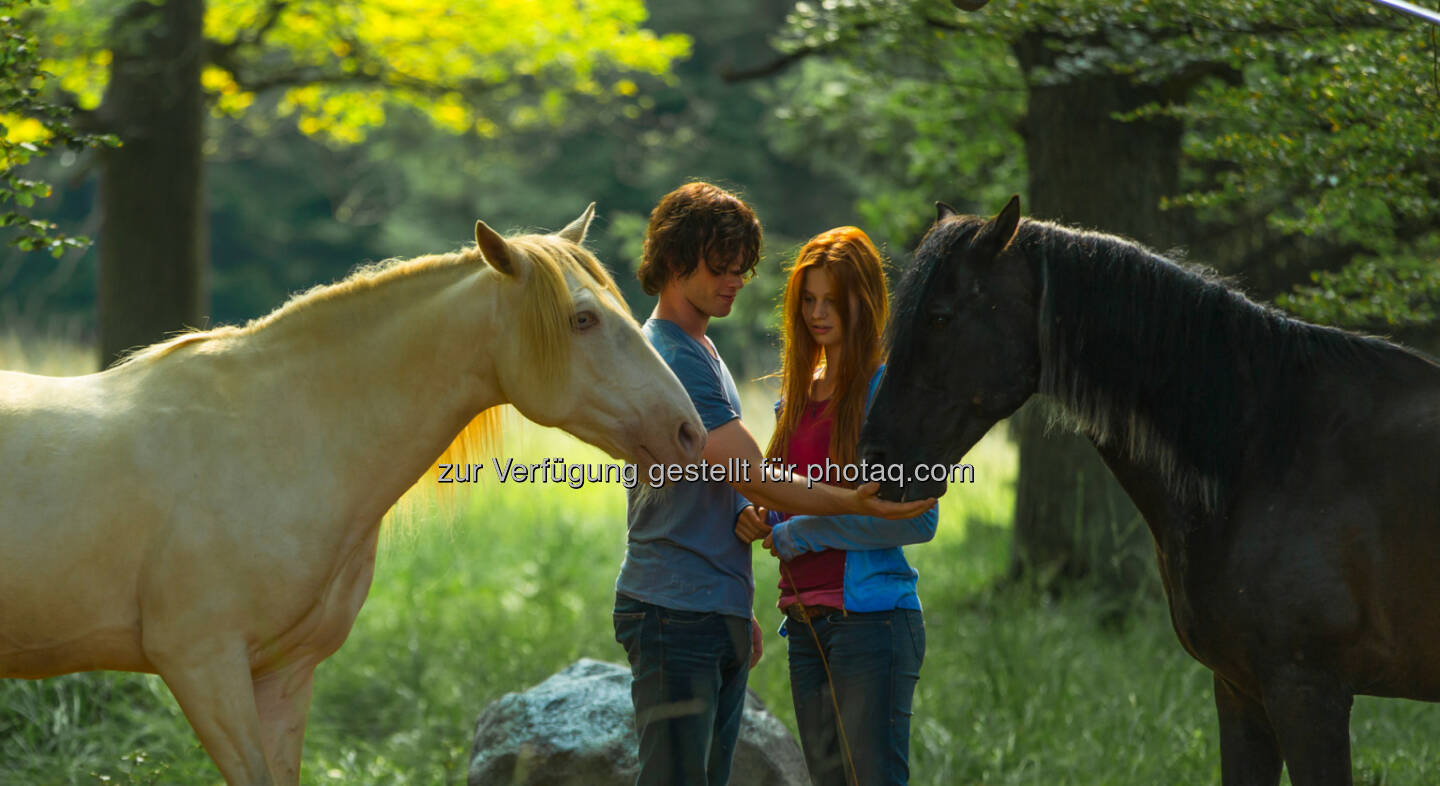 Constantin Film: Ostwind ist zurück! Katja von Garnier dreht Fortsetzung des preisgekrönten Kinoerfolgs: Ostwind 2 - Milan (Jannis Niewöhner) und Mika (Hanna Binke) mit Ostwind und der geheimnisvollen Schimmelstute