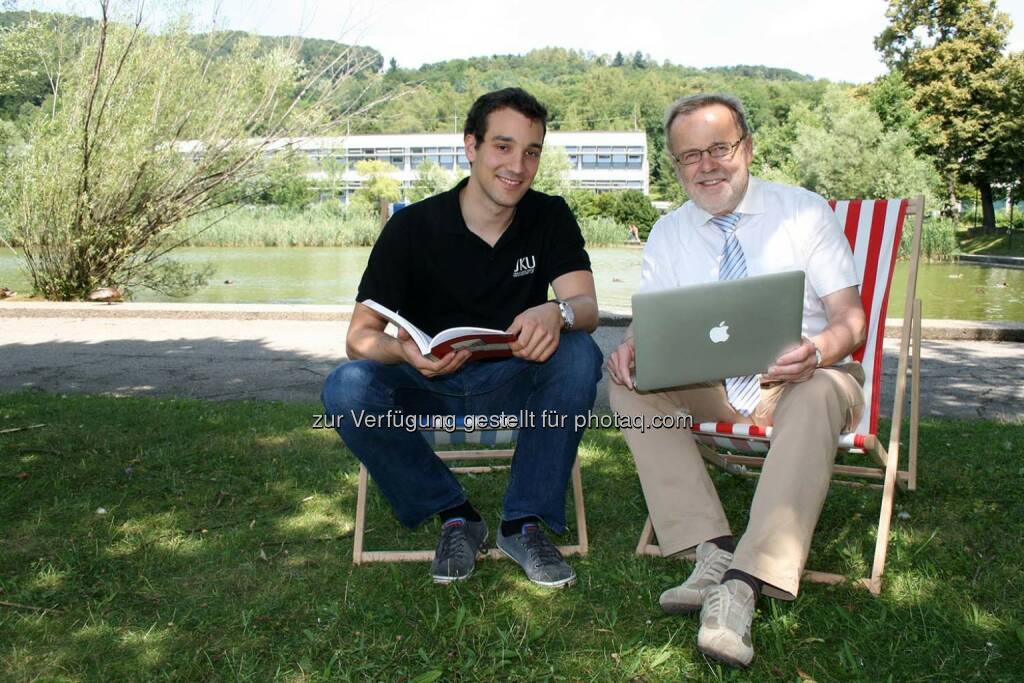 ÖH-Vorsitzender Michael Obrovsky (li.) und Rektor Richard Hagelauer freuen sich, gemeinsam eine Verdoppelung des Sommerkursangebots 2014 für die Studierenden der Johannes Kepler Universität (JKU) Linz erzielt zu haben., © Aussendung (08.08.2014) 