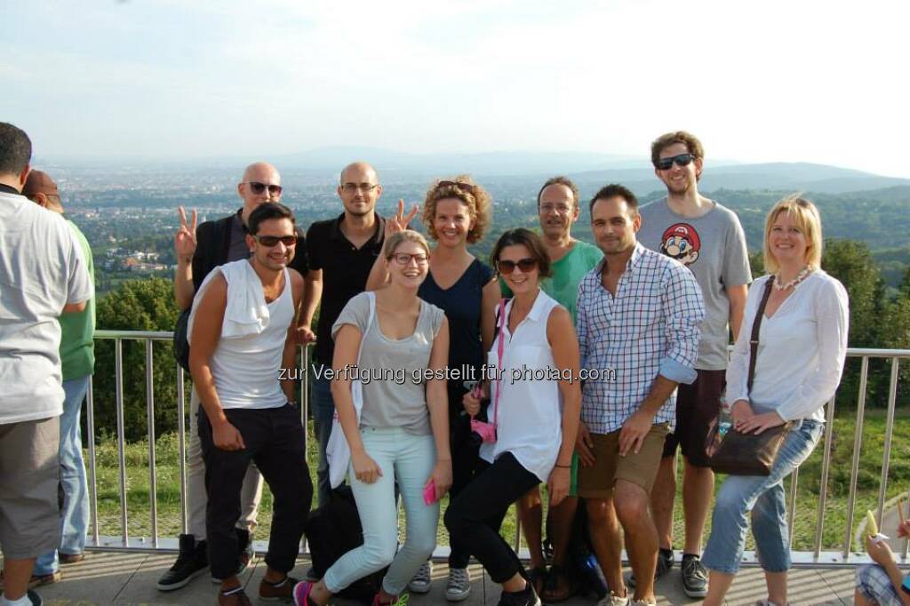 Am Mittwoch feierte #ambuzzador 3 Mio. Facebook Fans mit Freunden bei einer #fitandsocial Wanderung auf dem schönen & steilen Kahlenberg. Danach gab es ein deftiges Abendessen beim Heurigen! Danke an alle die dabei waren! ;)  Source: http://twitter.com/ambuzzador, © Aussendung (09.08.2014) 