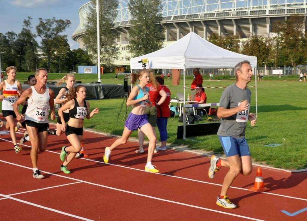 Vienna Cricket Platz, Stadion: Annika Schöppl (Tristyle) auf dem Weg zur neuen Bestleistung im 1000m-Lauf. https://www.facebook.com/tristyle.at   (09.08.2014) 