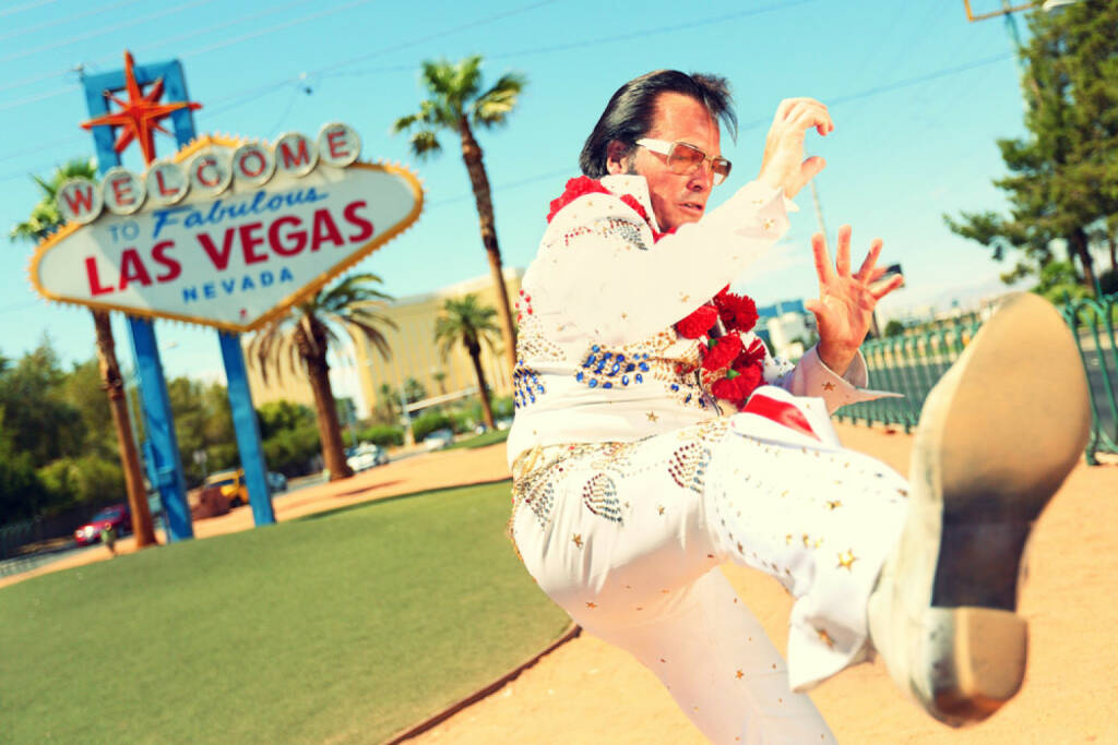 Las Vegas, Elvis, Nevada, USA, Casino, Glücksspiel, gaming, Lotto, Glück, Pech, http://www.shutterstock.com/de/pic-149492234/stock-photo-elvis-look-alike-impersonator-man-in-front-of-welcome-to-fabulous-las-vegas-sign-on-the-strip.html (09.08.2014) 
