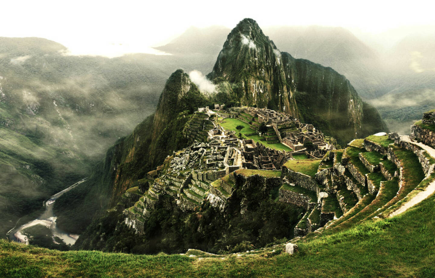 Machu Picchu, Peru, Südamerika, http://www.shutterstock.com/de/pic-173871023/stock-photo-machu-picchu-the-most-famous-lost-city-with-the-river-urubamba-located-near-cuzco-machu-picchu.html