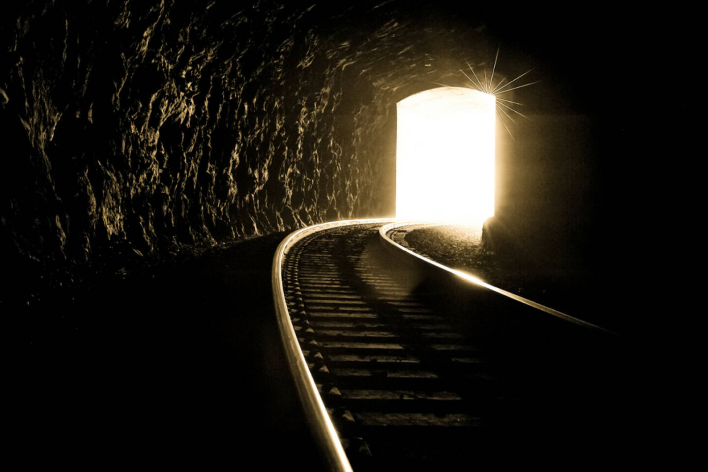 Lichtblick, Tunnel, Schienen, Eisenbahn, Bahn, Zug, Hoffnung, Licht am Ende des Tunnels, aufwärts, Erleuchtung, Ausweg, Hilfe, http://www.shutterstock.com/de/pic-115459123/stock-photo-this-image-brings-about-hope-and-strength-in-difficult-times-it-is-important-to-keep-your-faith.html