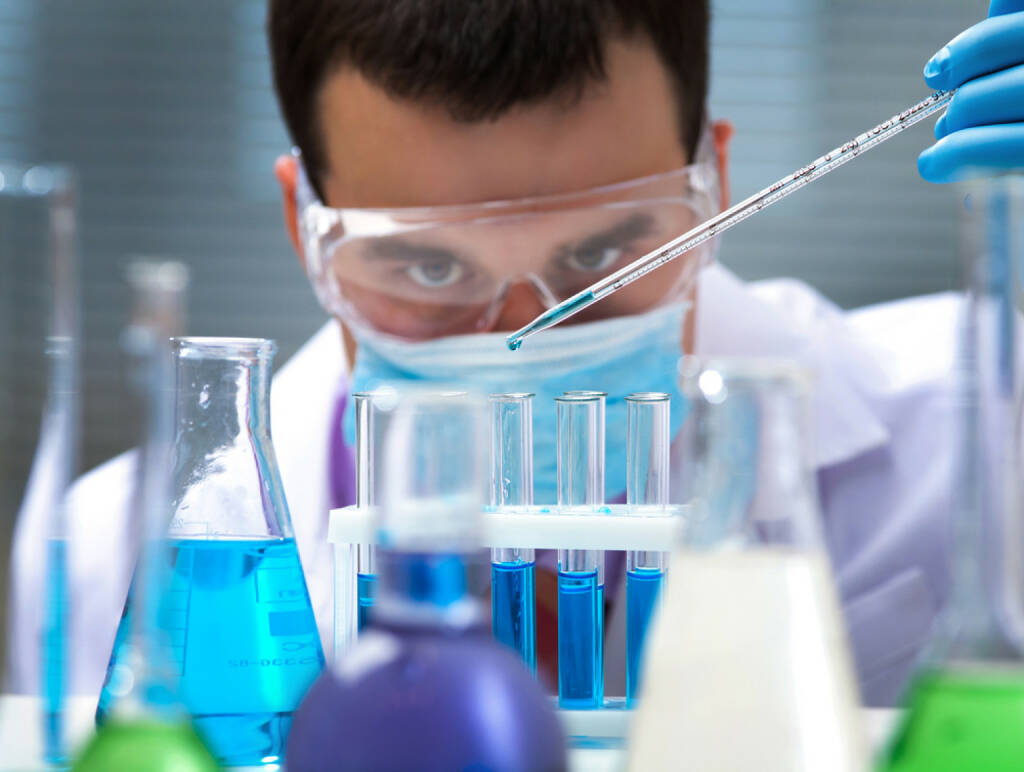 Chemie, Labor, Eprovette, Flüssigkeiten, Forschung http://www.shutterstock.com/de/pic-125266409/stock-photo-investigator-checking-test-tubes-man-wears-protective-goggles.html , © www.shutterstock.com (09.08.2014) 