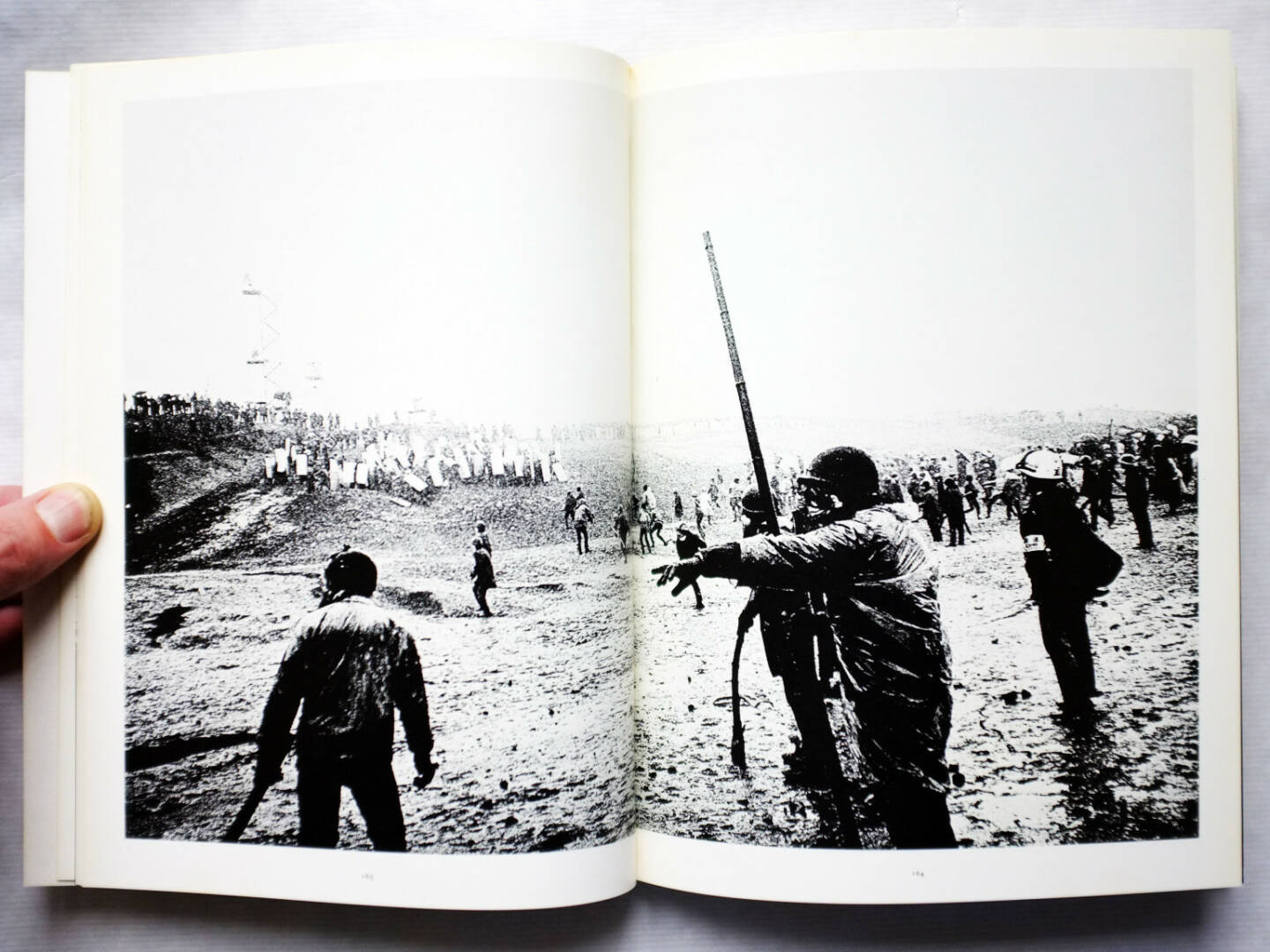 Sample spread of Kazuo Kitai - Sanrizuka 1969-1971, 600-800 Euro, http://josefchladek.com/book/kazuo_kitai_-_sanrizuka_1969-1971