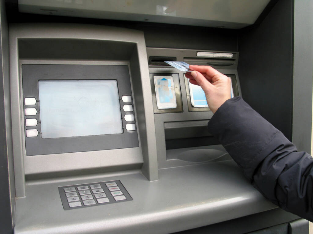 Bankomat, Geld, Geldautomat, http://www.shutterstock.com/de/pic-98999/stock-photo-a-hand-a-credit-card-and-atm-trying-to-get-money.html, © www.shutterstock.com (10.08.2014) 