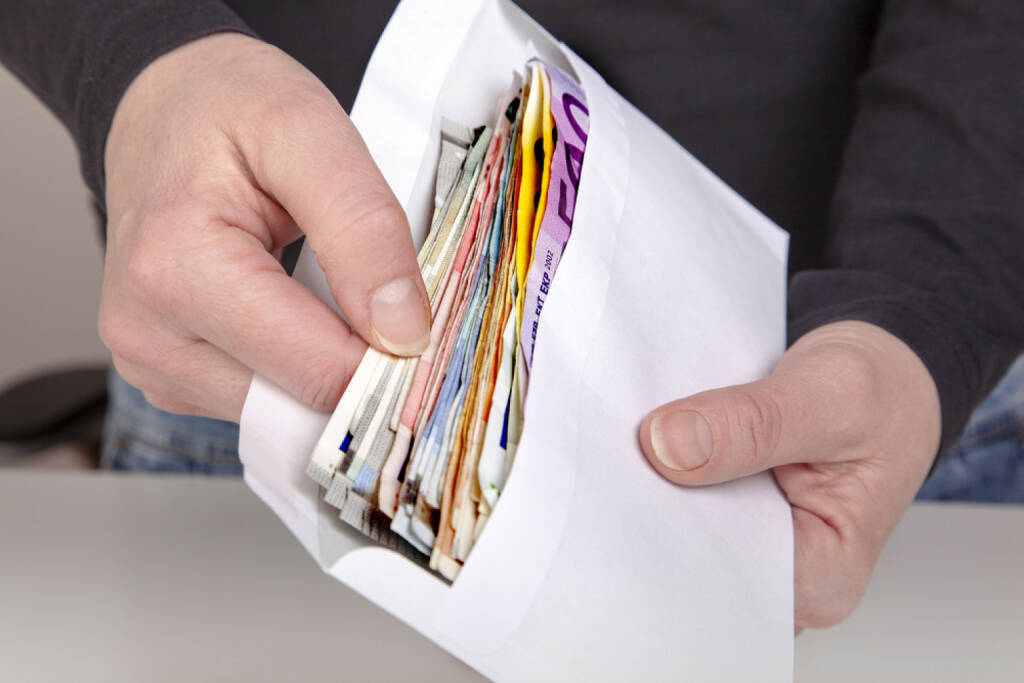 Geld, Euro, Schwarzgeld, schwarz, Kuvert, illegal, unter der Hand, unter dem Tisch, Steuer, Korruption, http://www.shutterstock.com/de/pic-182470478/stock-photo-hands-holding-envelope-with-cash.html, © teilweise www.shutterstock.com (10.08.2014) 