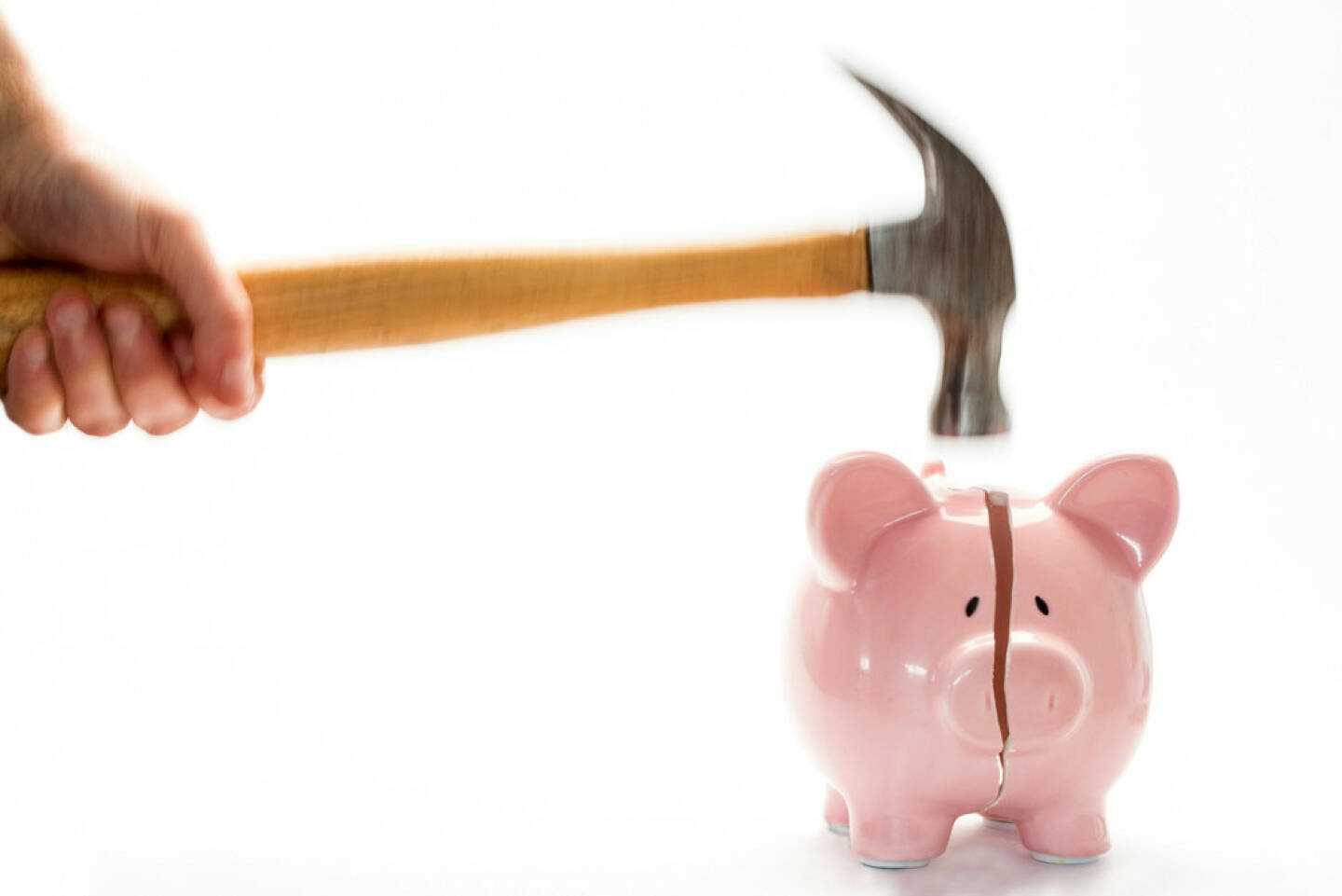 Sparschwein, zerschlagen, Hammer, schlagen, Geld, Anlage, sparen, http://www.shutterstock.com/de/pic-132805250/stock-photo-hammer-breaking-piggy-bank-on-white-background.html