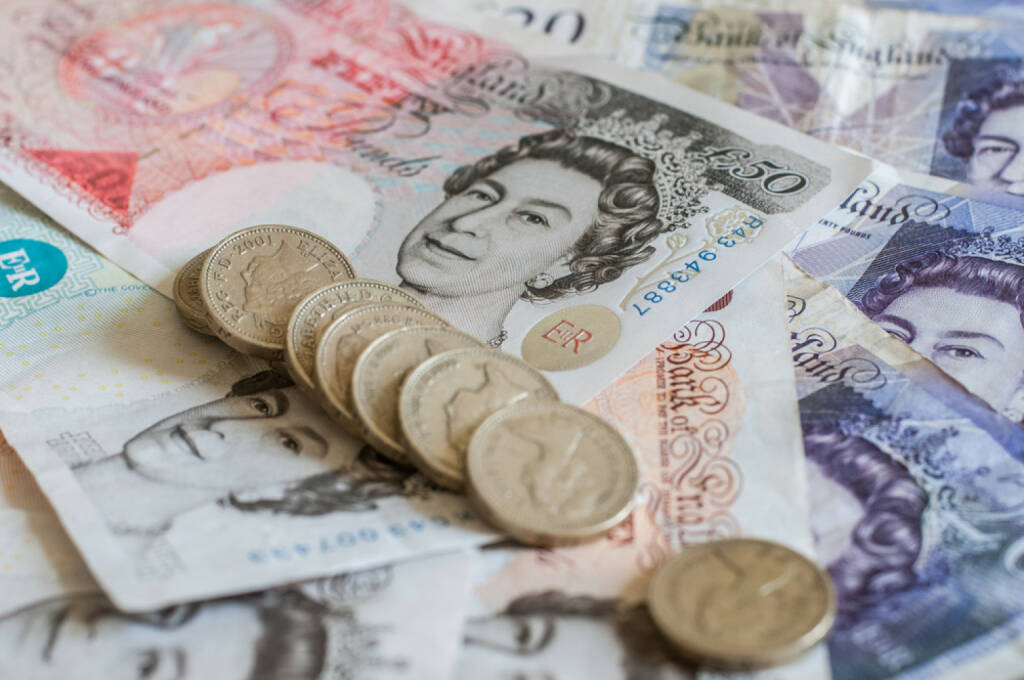 Pfund, britische Pfund, Währung, Geld, England, GB, http://www.shutterstock.com/de/pic-206967001/stock-photo-pile-of-money-and-stacked-coins-british-pounds-sterling-gbp-for-business-and-finance.html  (10.08.2014) 