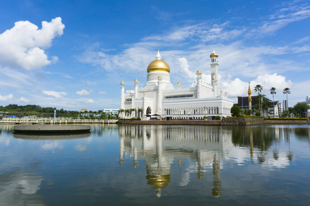 Brunei, Moschee, http://www.shutterstock.com/de/pic-163661105/stock-photo-masjid-sultan-omar-ali-saifuddin-mosque-in-bandar-seri-begawan-brunei-darussalam-brunei-plan-to.html , © (www.shutterstock.com) (11.08.2014) 