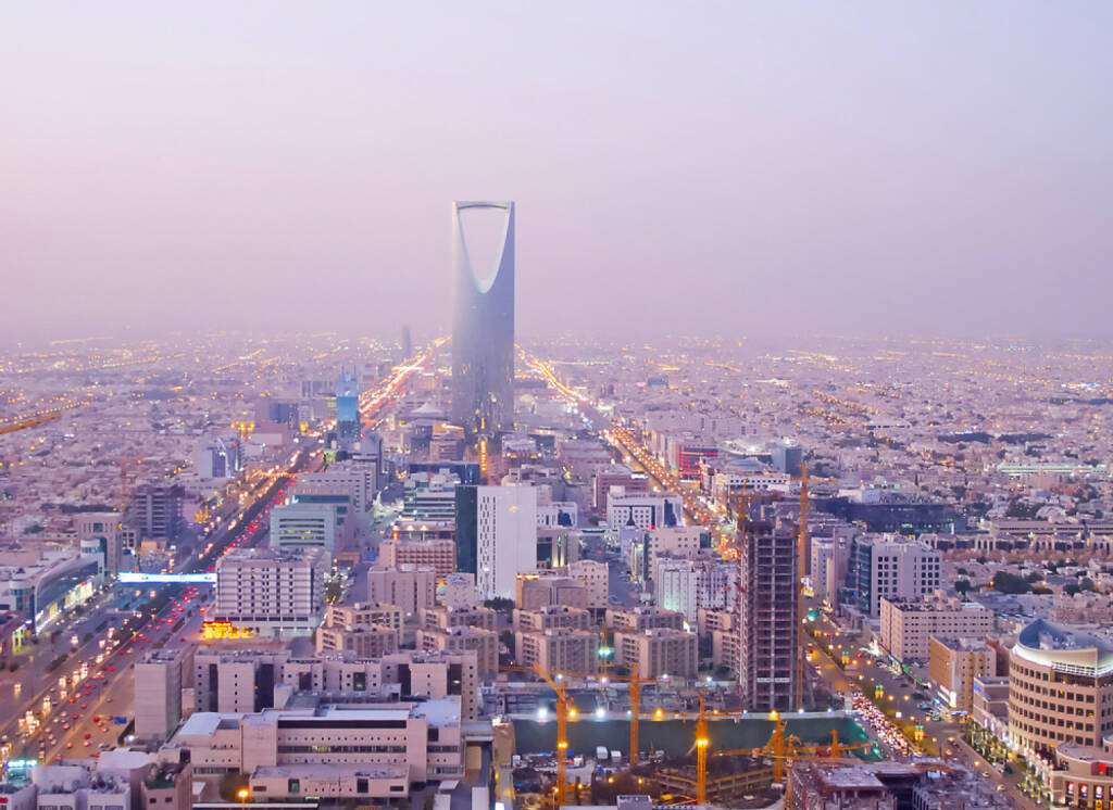 Riad, Saudi Arabien, http://www.shutterstock.com/de/pic-123225238/stock-photo-riyadh-december-kingdom-tower-on-december-in-riyadh-saudi-arabia-kingdom-tower-is.html, © (www.shutterstock.com) (11.08.2014) 