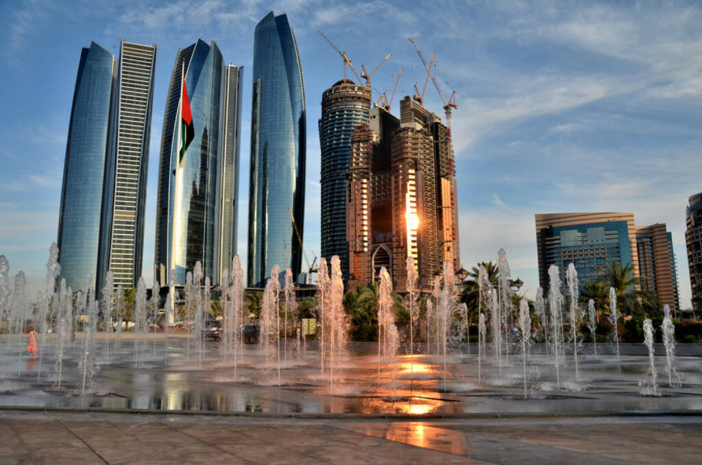 Abu Dhabi, Vereinigte Arabische Emirate, http://www.shutterstock.com/de/pic-150639650/stock-photo-the-fountain-on-the-background-of-skyscrapers-in-abu-dhabi-united-arab-emirates.html, © (www.shutterstock.com) (11.08.2014) 