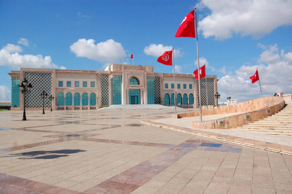 Tunis, Tunesien, http://www.shutterstock.com/de/pic-180678269/stock-photo-the-town-hall-of-tunis-and-its-large-square.html, © (www.shutterstock.com) (11.08.2014) 