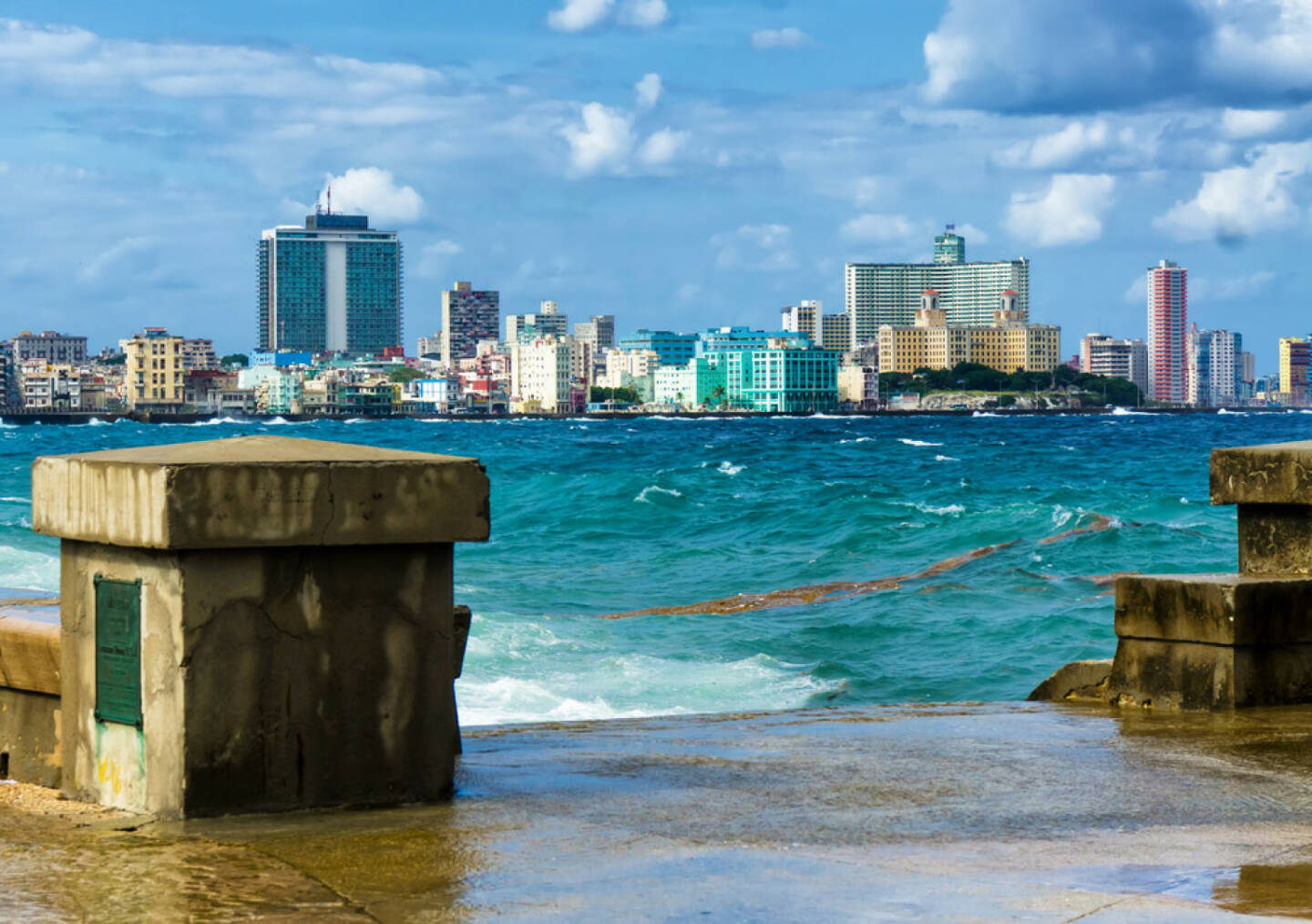 Havanna, Kuba, http://www.shutterstock.com/de/pic-117274624/stock-photo-the-skyline-of-havana-with-a-turbulent-sea-and-el-malecon-in-the-foreground.html