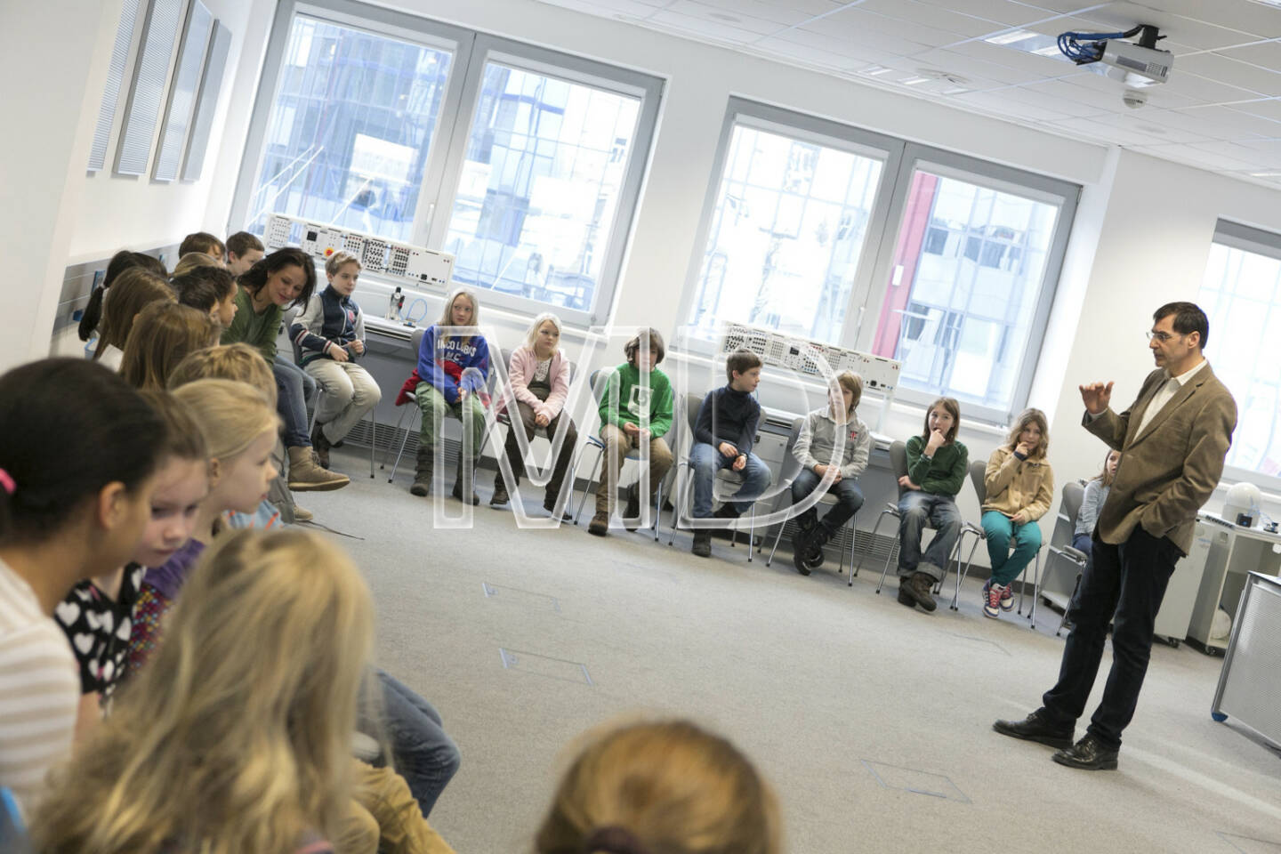 Norbert Berneck (Festo) und die Kinder der VS Lange Gasse und VS Donau City