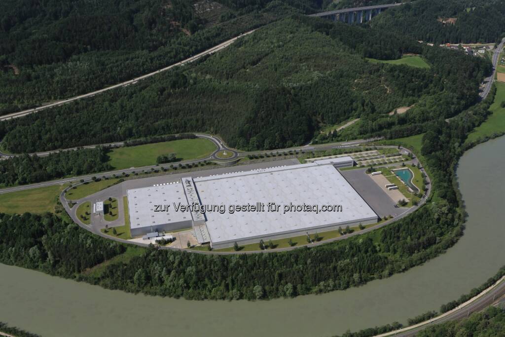 Hofer KG: Österreichs größtes Photovoltaik-Projekt entsteht auf dem Dach der Hofer-Zweigniederlassung in Kärnten, © Aussender (13.08.2014) 