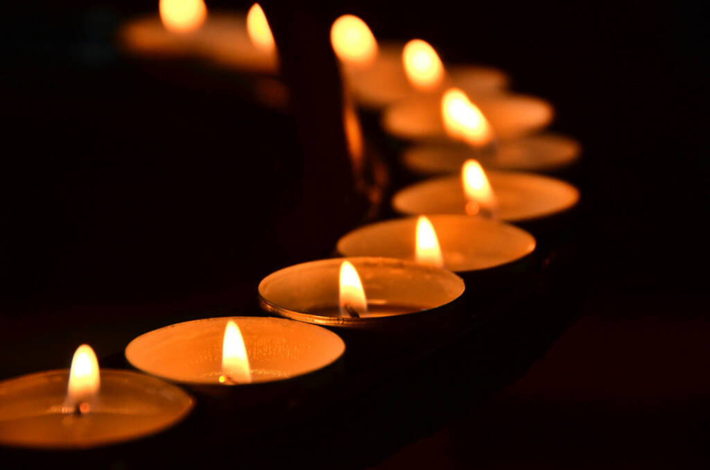 Trauer, Tod, Begräbnis, Kerzen, Schein, Licht, Meditation, brennen, Flamme, Kirche, http://www.shutterstock.com/de/pic-159412325/stock-photo-candles-meditation.html , © (www.shutterstock.com) (13.08.2014) 