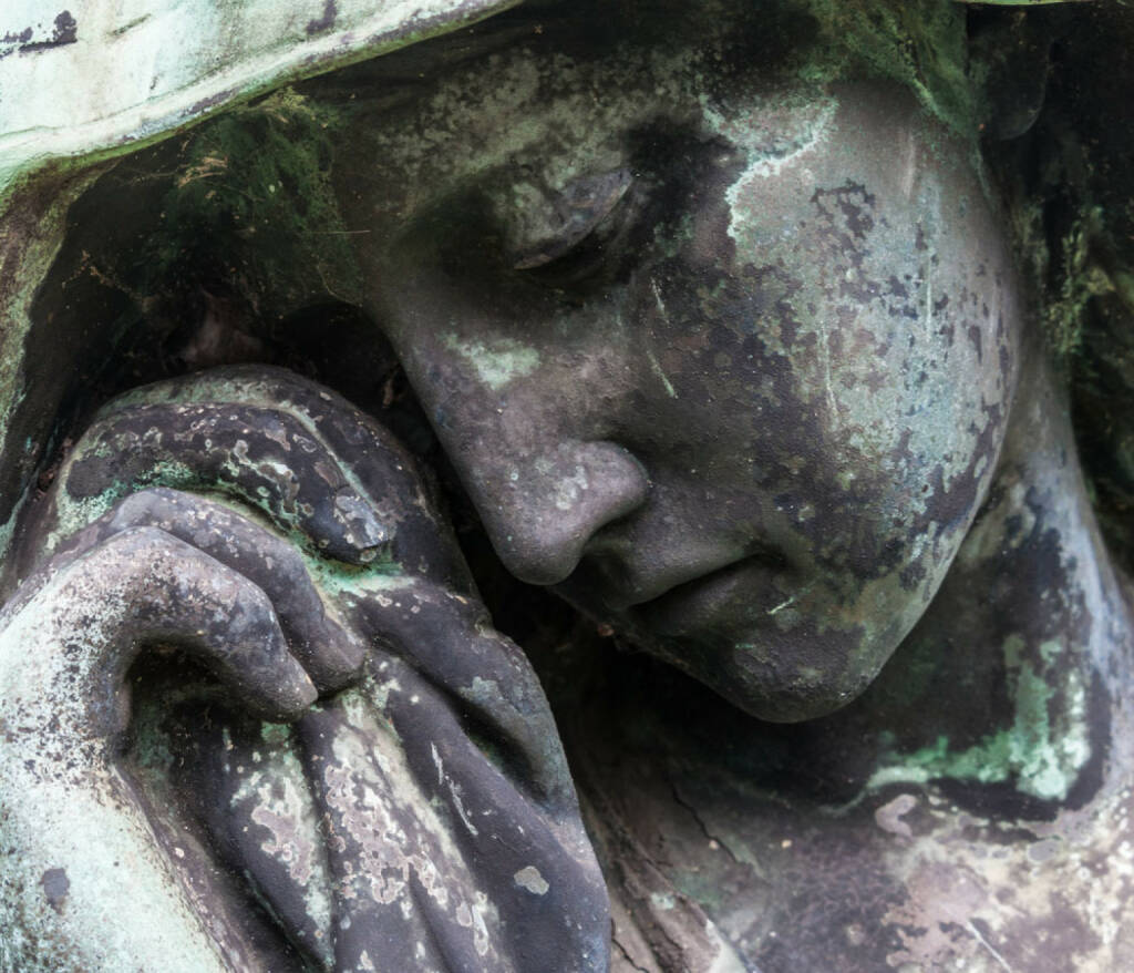 Trauer, Tod, Begräbnis, weinen, Tränen, Statue, Friedhof, http://www.shutterstock.com/de/pic-149246207/stock-photo-detail-of-a-mourning-sculpture-on-a-cemetery.html , © (www.shutterstock.com) (13.08.2014) 