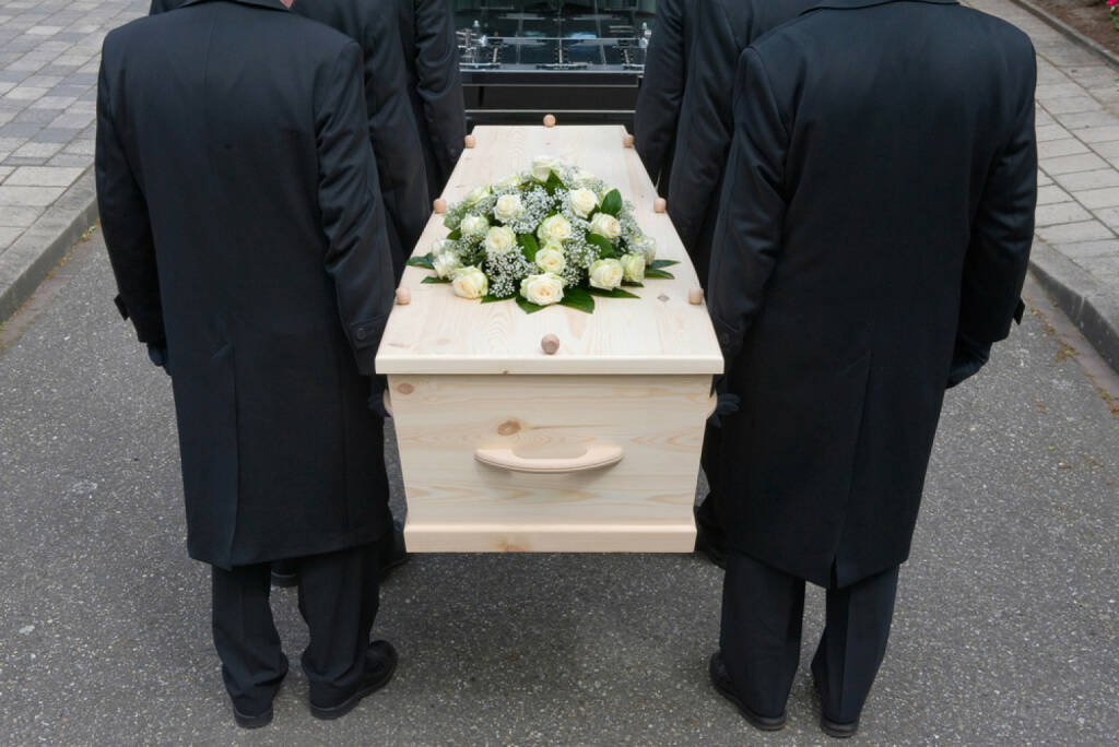 Begräbnis, Trauer, tragen, zu Grabe tragen, Grab, Friedhof, Leid, Tod, tot, Schmerz, Leid, http://www.shutterstock.com/de/pic-144558722/stock-photo-bearers-a-carrying-a-coffin-into-a-car.html, © (www.shutterstock.com) (13.08.2014) 