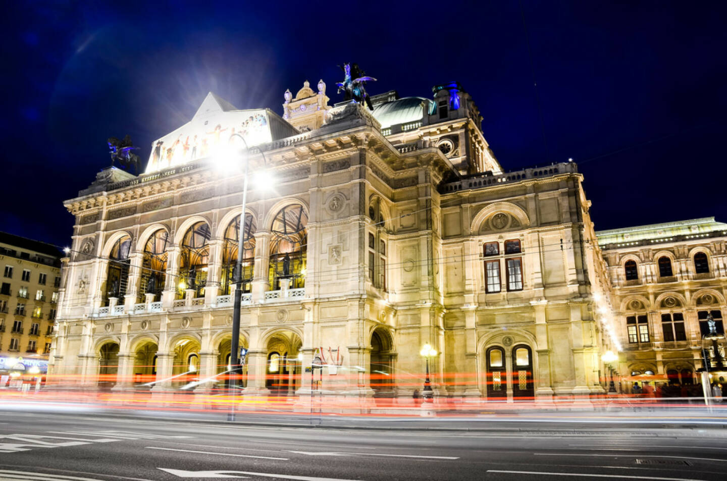 Oper, Staatsoper, Wien, Österreich, http://www.shutterstock.com/de/pic-135621317/stock-photo-night-view-at-opera.html 