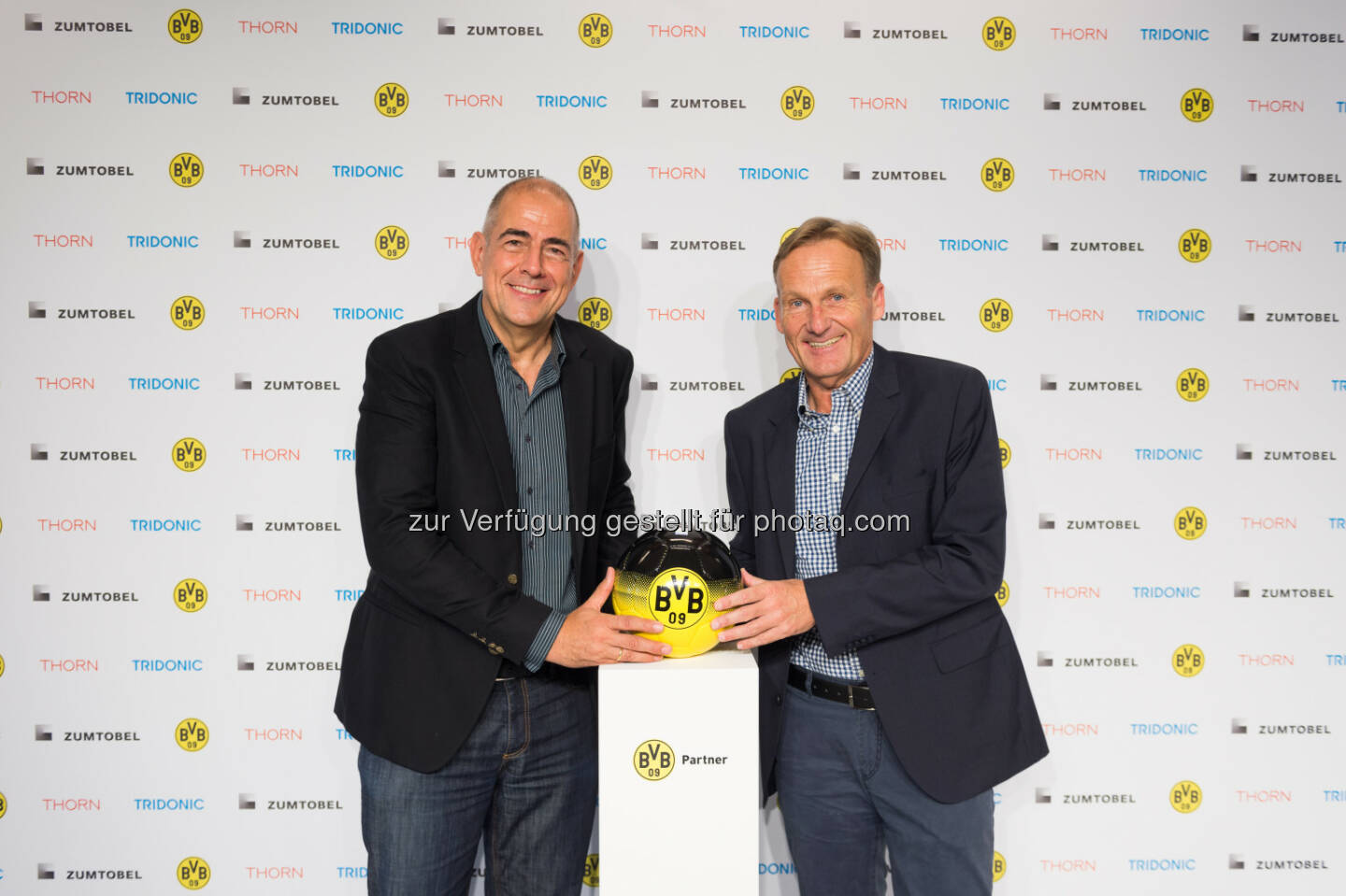 Ulrich Schumacher, CEO der Zumtobel Group, (links) und Hans-Joachim Watzke, Vorsitzender der Geschäftsführung der Borussia Dortmund Geschäftsführungs-GmbH, gaben gestern im Rahmen des Supercup 2014 die Partnerschaft bekannt. Die auf fünf Jahre angelegte Kooperation beinhaltet verschiedene Beleuchtungsprojekte sowie Kundenbindungsprogramme, die sich an Elektriker, Elektroplaner und Großhandelspartner beider Marken wenden. (Bild: Zumtobel)