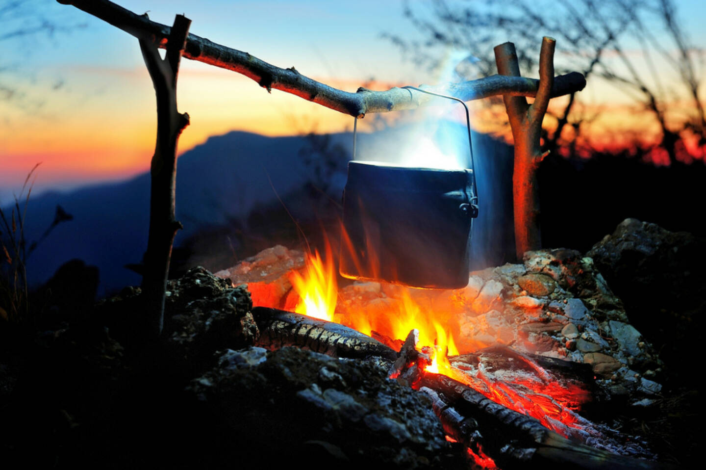Zaubertrank, Feuer, Lagerfeuer, Topf, kochen, camping, Wildnis, Holz, http://www.shutterstock.com/de/pic-161030141/stock-photo-campfire-in-the-night-time.html