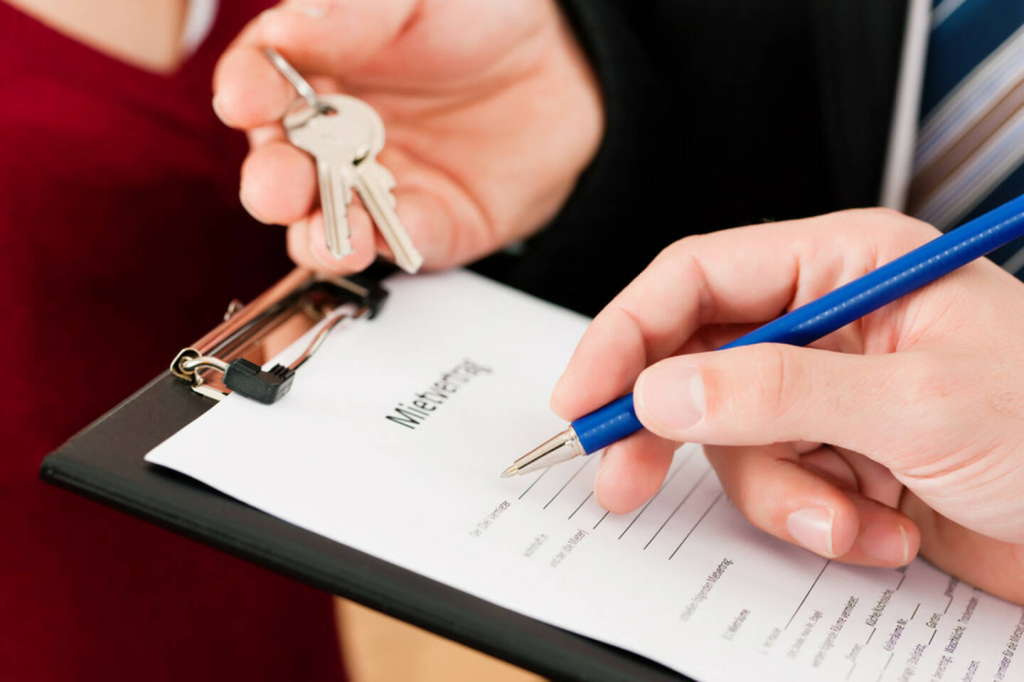 wohnen, mieten, Mietvertrag, Wohnung, http://www.shutterstock.com/de/pic-76312330/stock-photo-rent-an-apartment-signing-tenant-agreement-close-up-on-form.html 