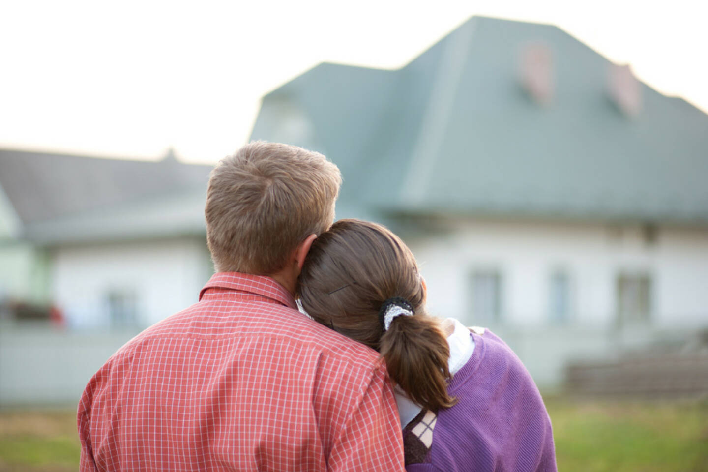 wohnen, Haus, kaufen, mieten, leben, Wohnung, zuhause, http://www.shutterstock.com/de/pic-84900061/stock-photo-couple-looking-on-house.html