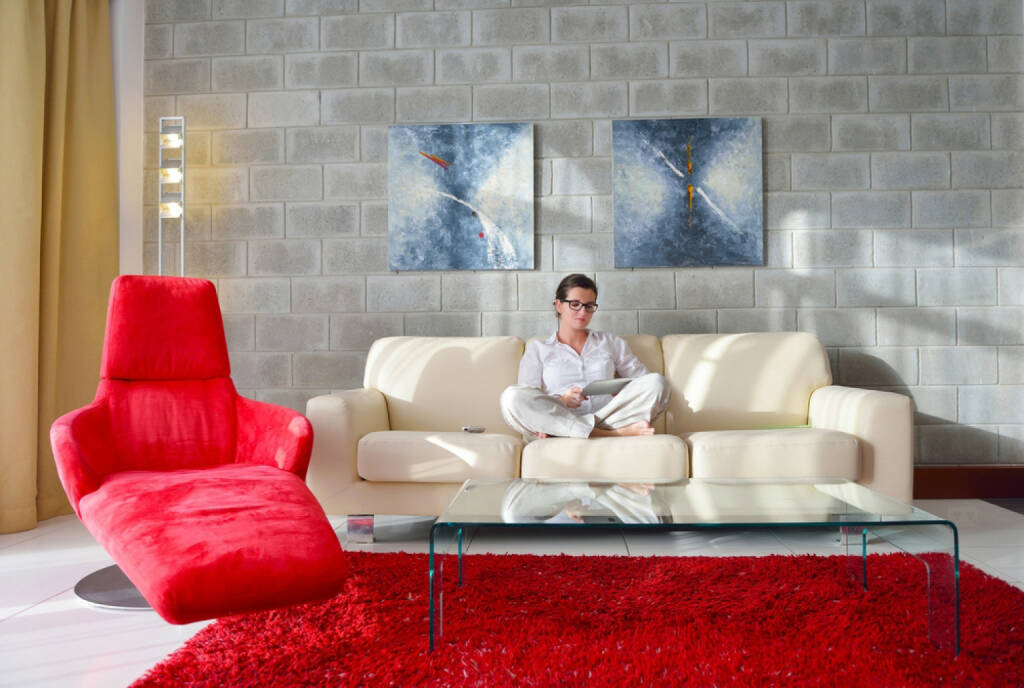 wohnen, mieten, Wohnung, leben, http://www.shutterstock.com/de/pic-178015298/stock-photo-young-woman-at-home-relaxing-in-her-lliving-room-reading-a-digital-tablet-pc-surf-internet-and-work.html , © (www.shutterstock.com) (14.08.2014) 