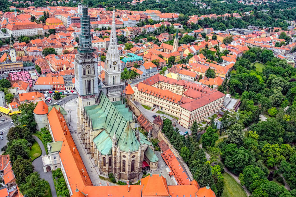 Zagreb, Kroatien, http://www.shutterstock.com/de/pic-133726574/stock-photo-zagreb-cathedral-with-archbishop-s-palace-croatia-helicopter-aerial-view.html , © shutterstock.com (15.08.2014) 