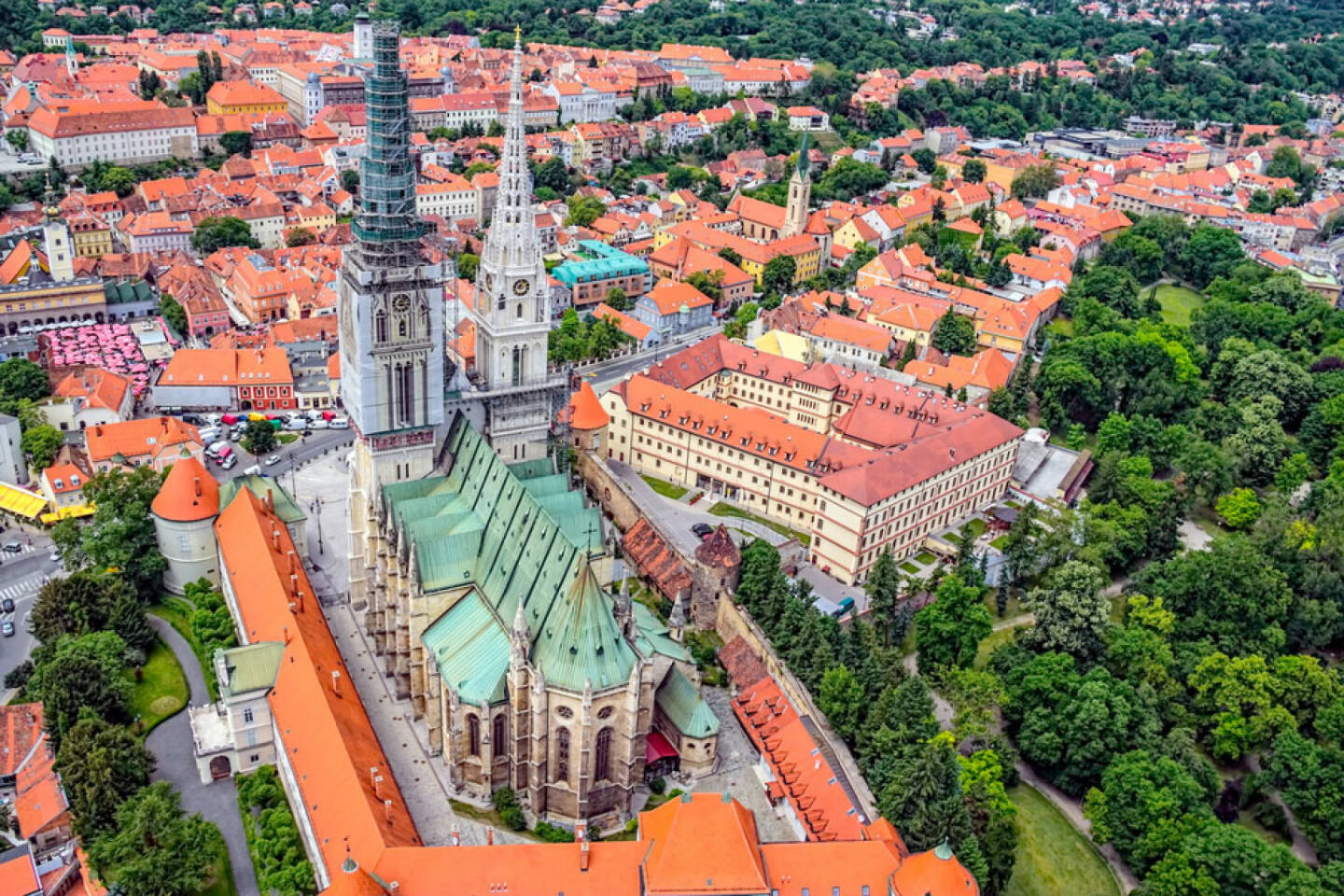 Zagreb, Kroatien, http://www.shutterstock.com/de/pic-133726574/stock-photo-zagreb-cathedral-with-archbishop-s-palace-croatia-helicopter-aerial-view.html 