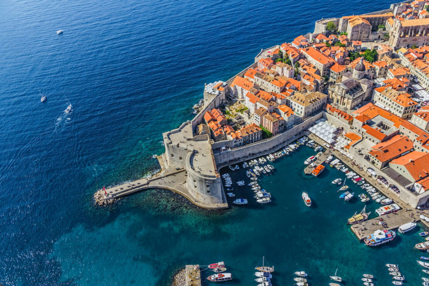 Dubrovnik, Kroatien, http://www.shutterstock.com/de/pic-149631182/stock-photo-aerial-helicopter-shoot-of-dubrovnik-old-town-harbor-and-st-john-fortress.html 