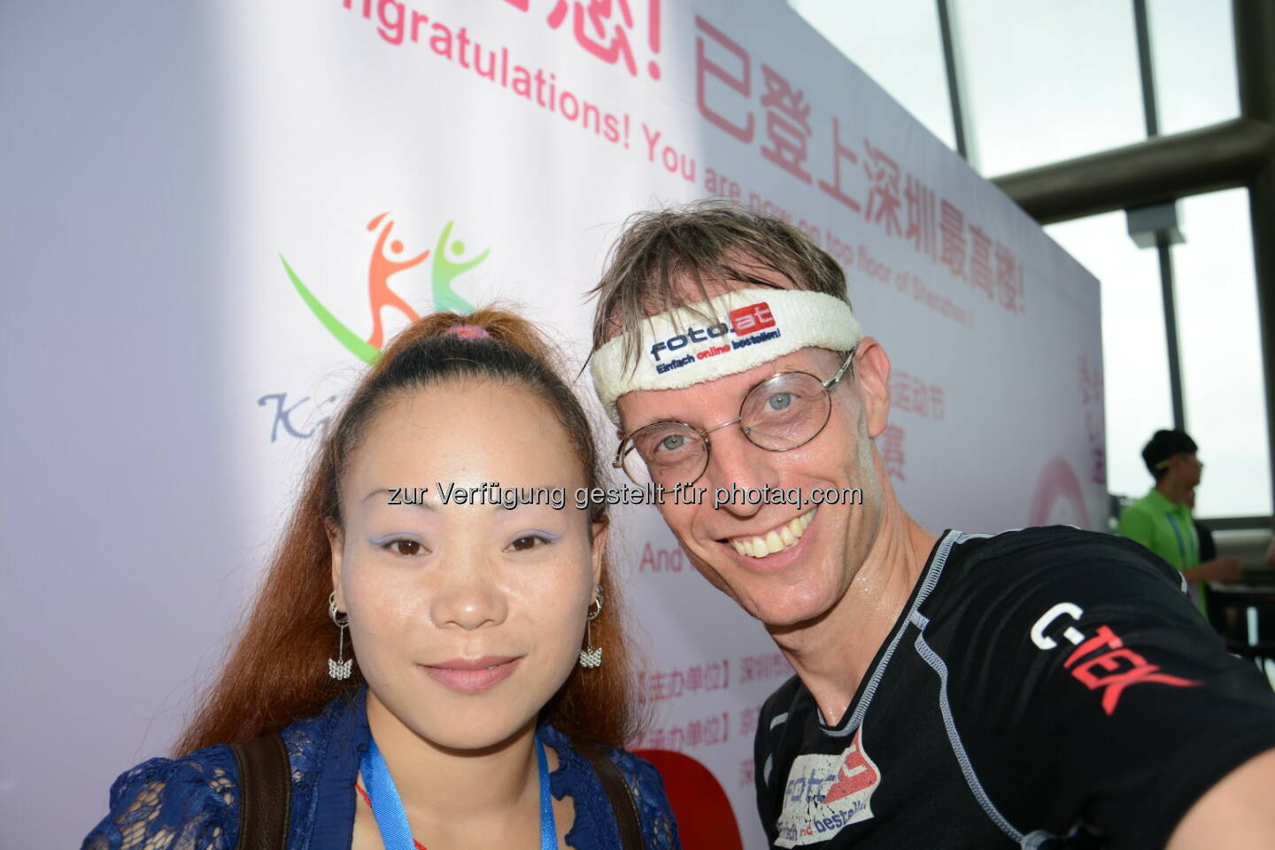 Der Teesdorfer Rolf Majcen (FTC) konnte am 16. August in Shenzhen beim 3.- längsten Treppenlauf der Welt auf den 445 Meter hohen Kingkey 100 auf Platz 3 laufen. Rolf Majcen benötigte für die 2545 Stufen im 10.höchsten Gebäude der Welt 15,47 Minuten. Im Stiegenhaus war es sehr heiß, doch die Struktur der Treppen im Kingkey 100 kam mir sehr entgegen. Ich freue mich sehr über diesen Erfolg., so Rolf Majcen. Für Majcen war es im 96. Treppenlauf seiner Karriere das 44. Top-3 Ergebnis. Info: http://www.shenzhenparty.com/events/shenzhen/2014-kingkey-100-international-tower-running-Event