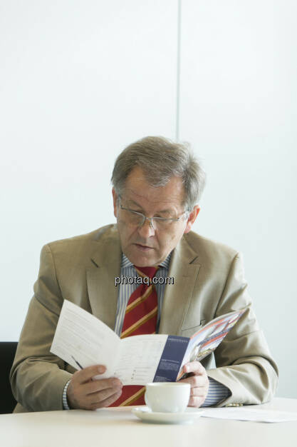 Eduard Zehetner (Immofinanz), liest, © Martina Draper (15.12.2012) 