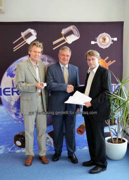 Gerhard Humer (AIT), Andreas Roithner (GF Roithner Lasertechnik GmbH), Martin Stierle (Head of Business Unit Optical Quantum Technology, AIT) - Durch AIT-Technologie erzeugte Lichtteilchen ermöglichen abhörsichere Kommunikation (Bild: Austrian Institute of Technology), © Aussender (18.08.2014) 