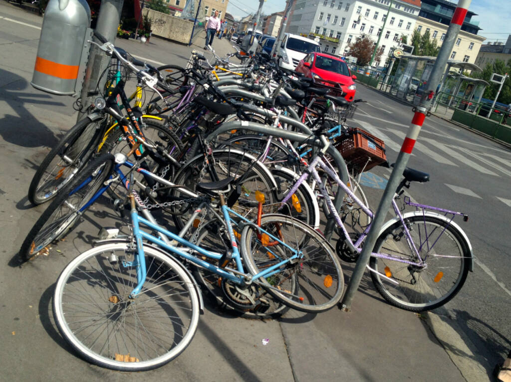 Rad, Räder, Parkplatz, © diverse Handypics mit freundlicher Genehmigung von photaq.com-Freunden (18.08.2014) 