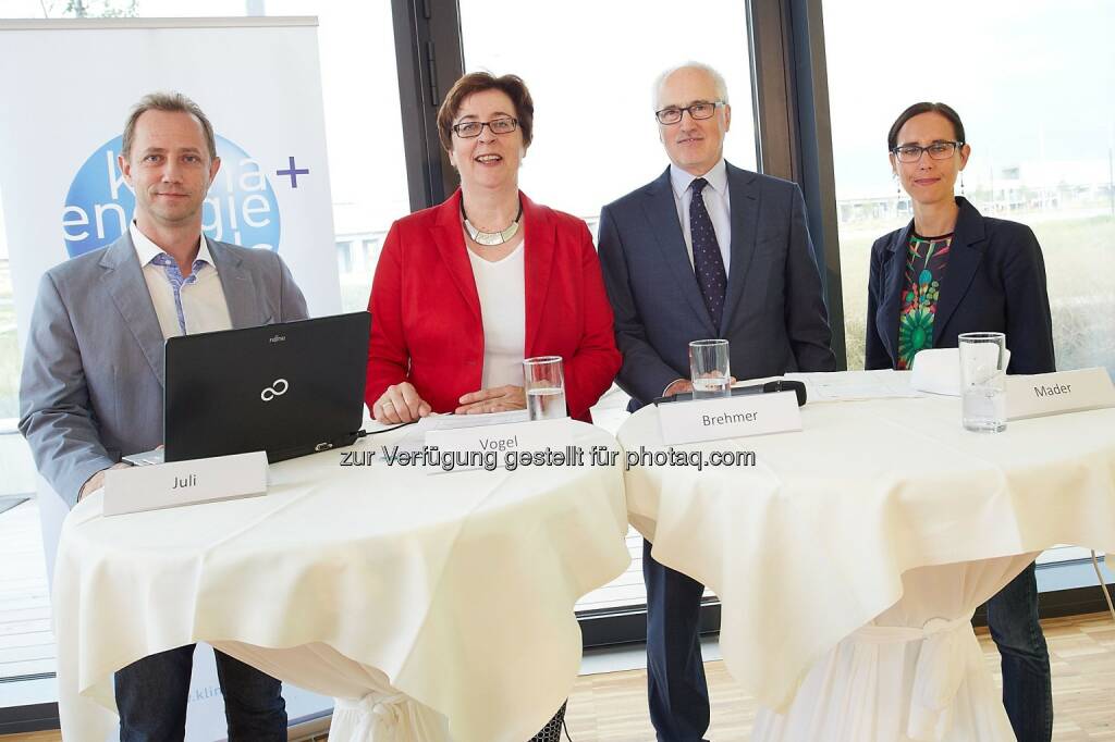 Oliver Juli (Projektleitung ASCR), Theresia Vogel (GF Klima- und Energiefonds), Reinhard Brehmer (GF ASCR) und Silke Mader (Transition Partners) - Klima- und Energiefonds: Seestadt aspern: Gelebte Forschung im Smart-City-Demoprojekt des Klima- und Energiefonds (Bild: APA-Fotoservice/Preiss), © Aussender (19.08.2014) 