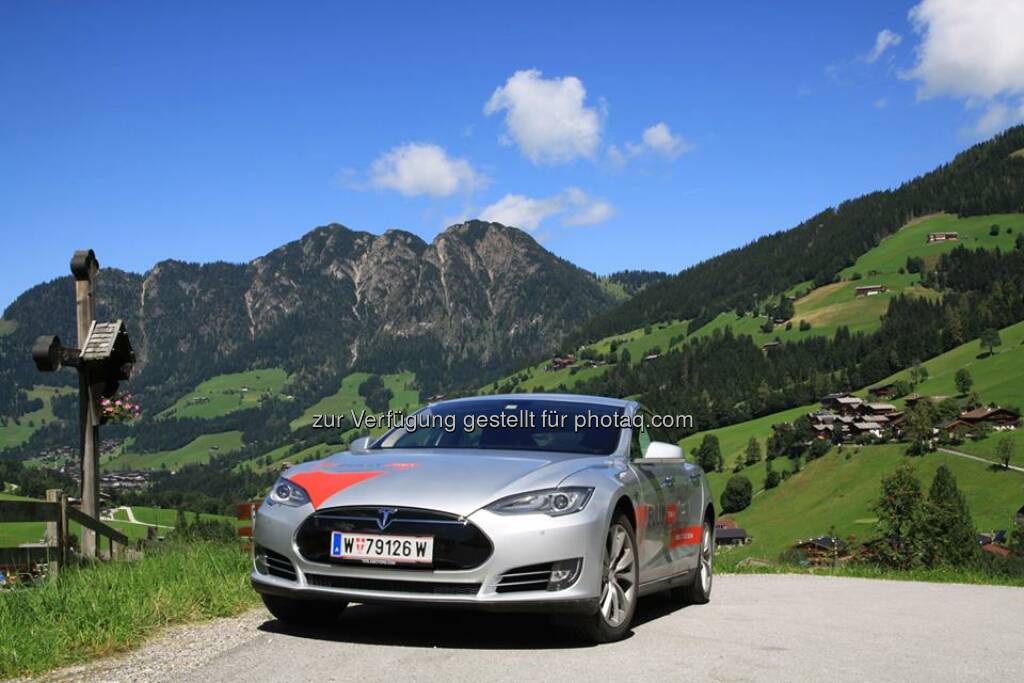 Nach einer Woche in den wunderschönen Bergen Tirols hat das Model S nun das Sheraton Fuschlsee-Salzburg Hotel Jagdhof erreicht. Registrieren Sie sich für eine Testfahrt:  www.teslamotors.com/de_DE/fullycharged  Source: http://facebook.com/teslamotors, © Aussendung checkfelix (20.08.2014) 